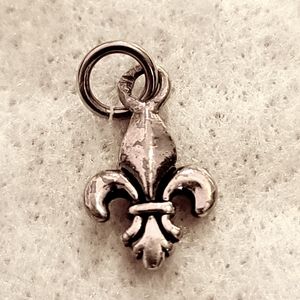 ⚜️ Sterling silver fleur de lis charm. Fits Pandora type bracelets